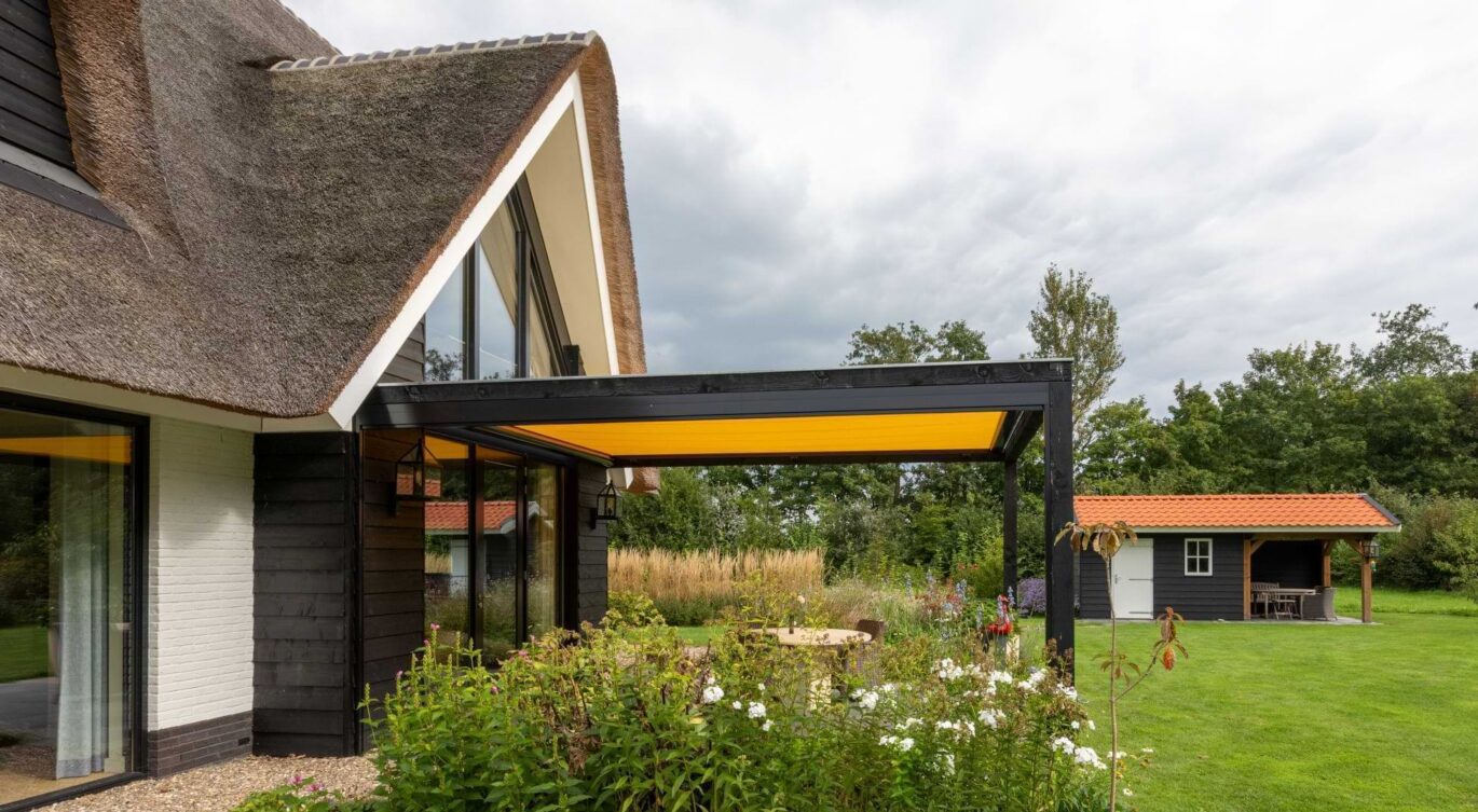 Pergola met schaduwdoek